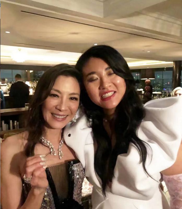 牛婧和首位获得奥斯卡影后的亚裔杨紫琼一起合影留念